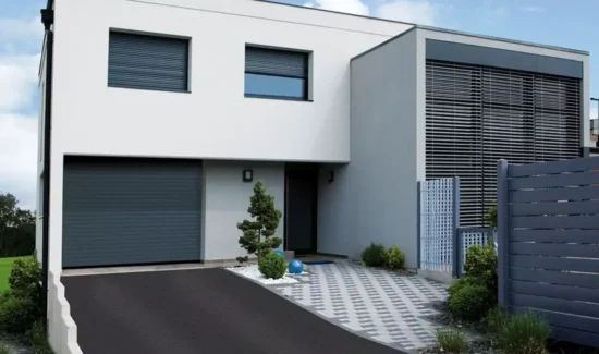 modernes Gebäude mit Garage mit Rolltor