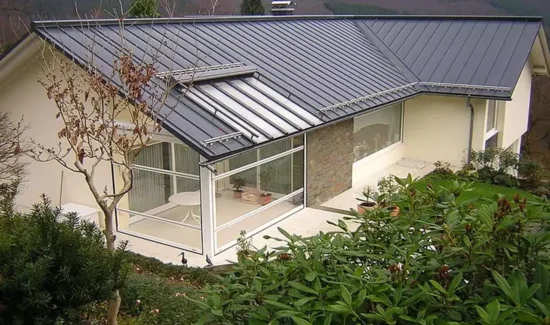 Luftbild einer Terrasse mit Rollfenstern